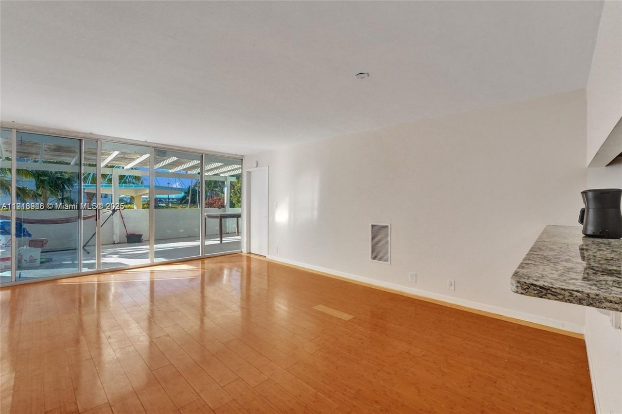 7601 E Treasure Dr, Unit 406, North Bay Village, FL 33141 Photo