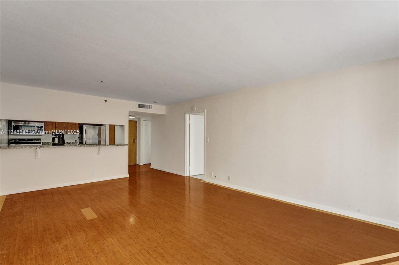 7601 E Treasure Dr, Unit 406, North Bay Village, FL 33141 Photo