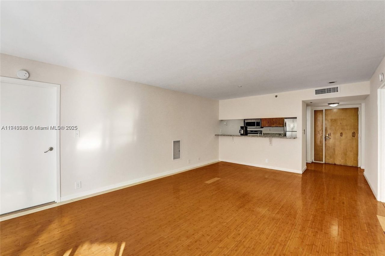 7601 E Treasure Dr, Unit 406, North Bay Village, FL 33141 Photo