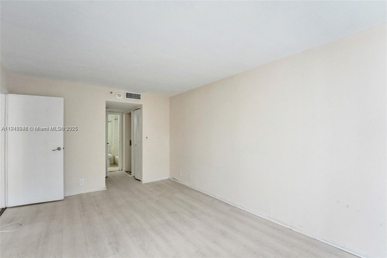 7601 E Treasure Dr, Unit 406, North Bay Village, FL 33141 Photo