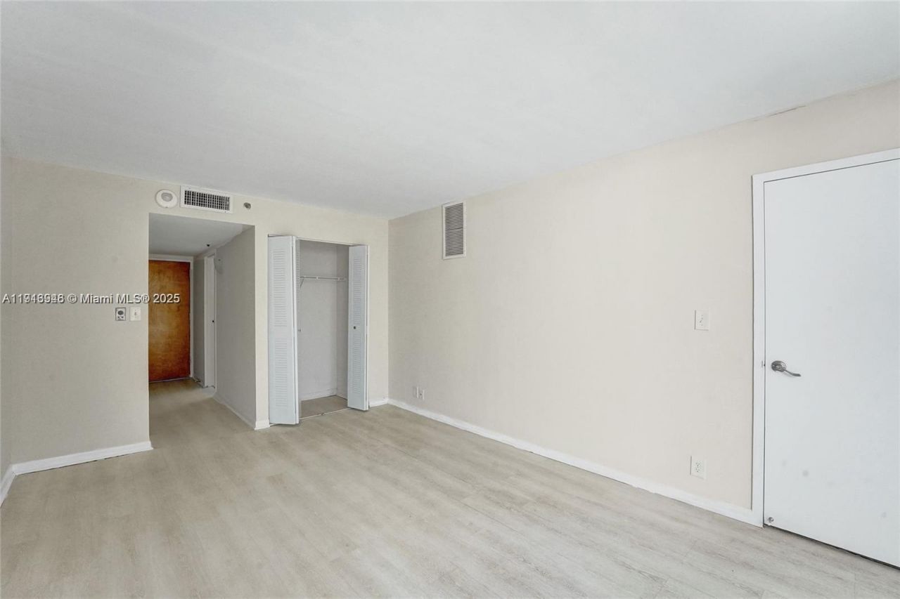 7601 E Treasure Dr, Unit 406, North Bay Village, FL 33141 Photo