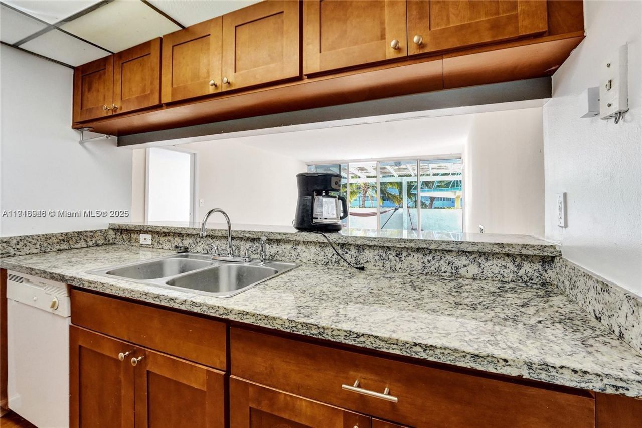 7601 E Treasure Dr, Unit 406, North Bay Village, FL 33141 Photo