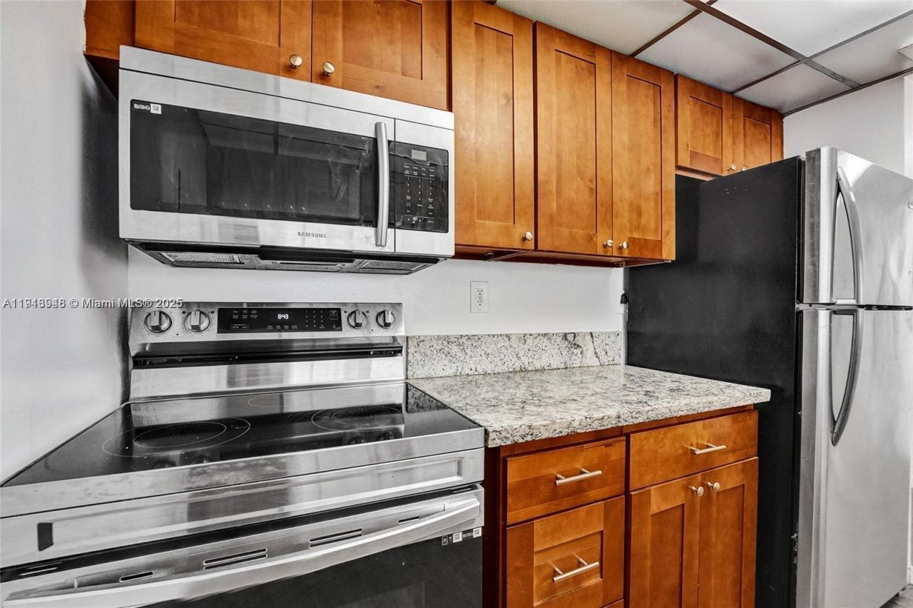 7601 E Treasure Dr, Unit 406, North Bay Village, FL 33141 Photo