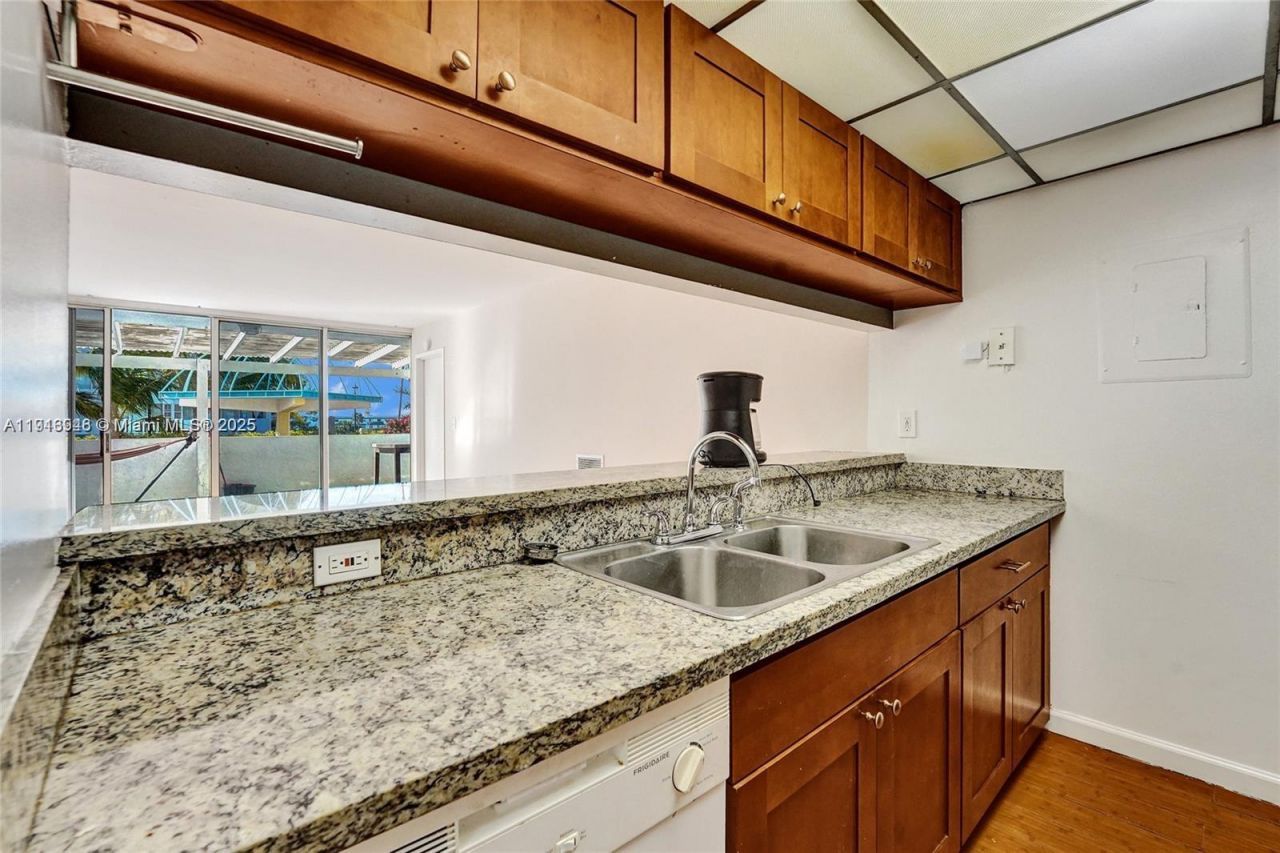 7601 E Treasure Dr, Unit 406, North Bay Village, FL 33141 Photo