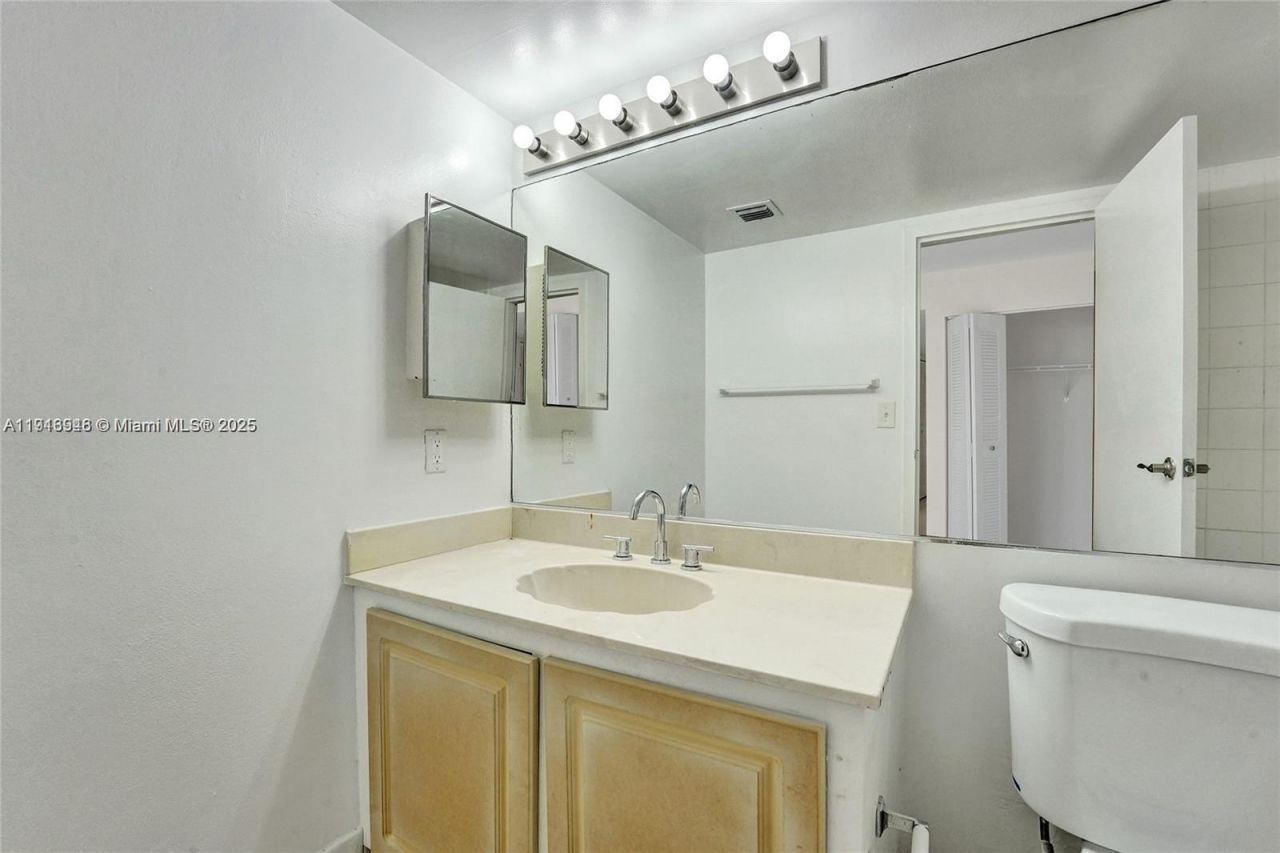 7601 E Treasure Dr, Unit 406, North Bay Village, FL 33141 Photo