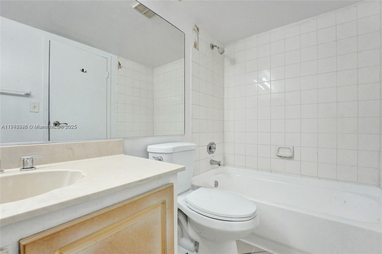 7601 E Treasure Dr, Unit 406, North Bay Village, FL 33141 Photo