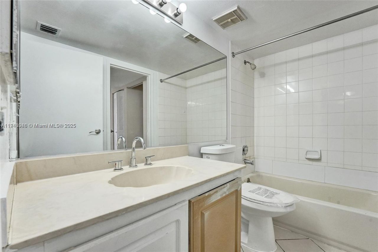 7601 E Treasure Dr, Unit 406, North Bay Village, FL 33141 Photo