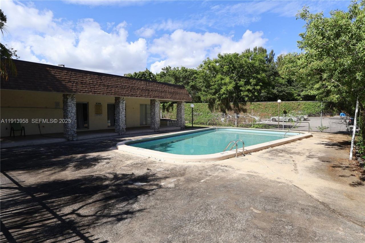 7825 Miller Dr, Unit C211, Miami, FL 33155 Photo