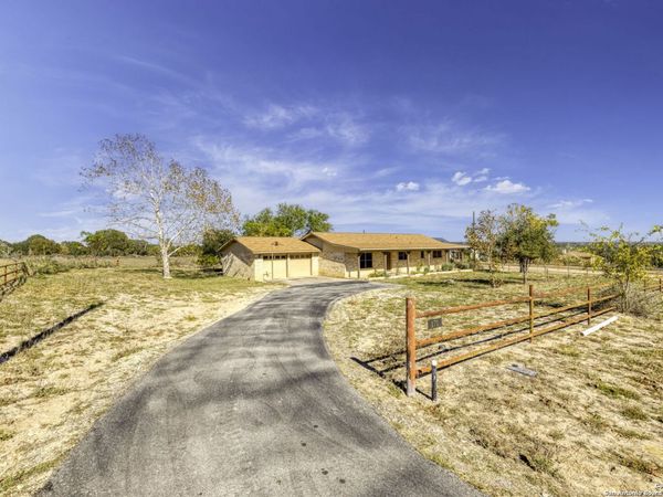 171 Big Oak Drive, Adkins, TX 78101