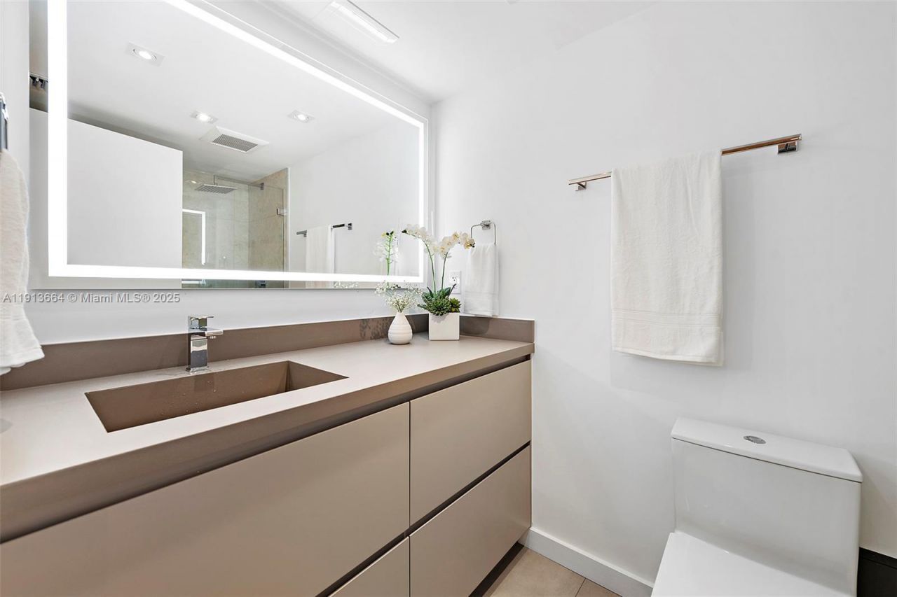 2301 Collins Ave, Unit 1004, Miami Beach, FL 33139 Photo