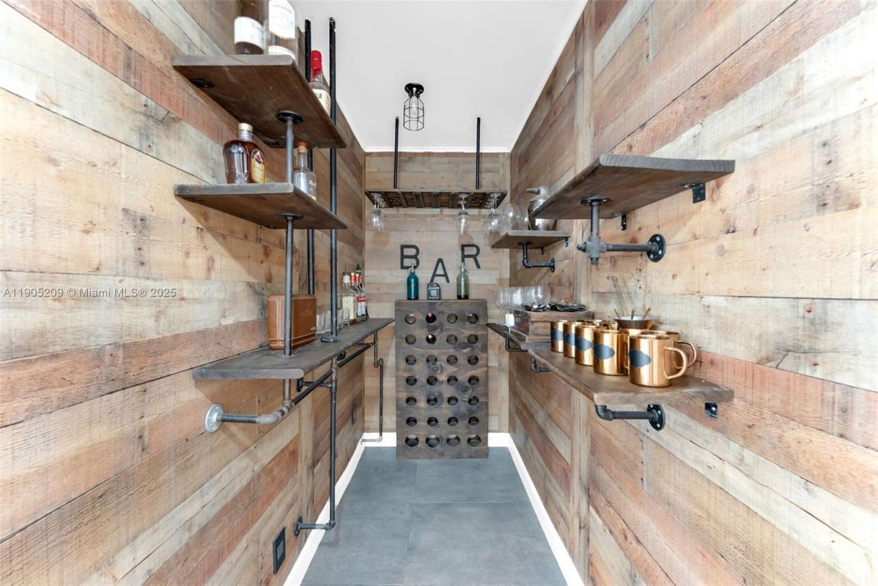 971 NE 116th St, Biscayne Park, FL 33161 Photo