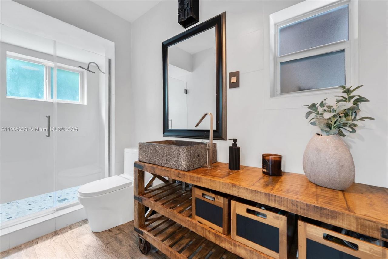 971 NE 116th St, Biscayne Park, FL 33161 Photo