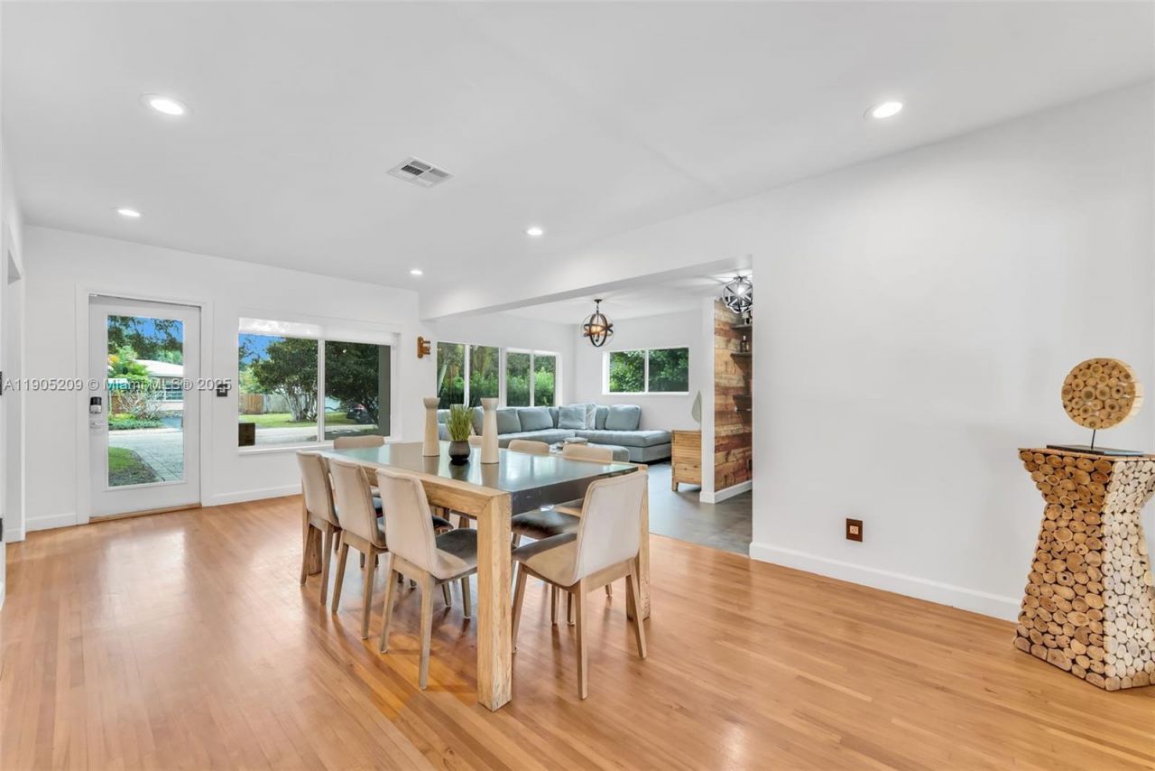 971 NE 116th St, Biscayne Park, FL 33161 Photo