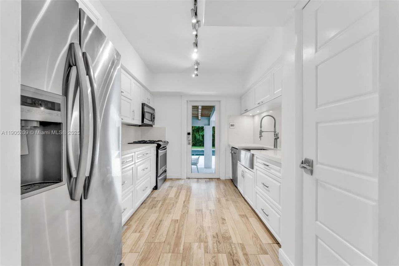 971 NE 116th St, Biscayne Park, FL 33161 Photo