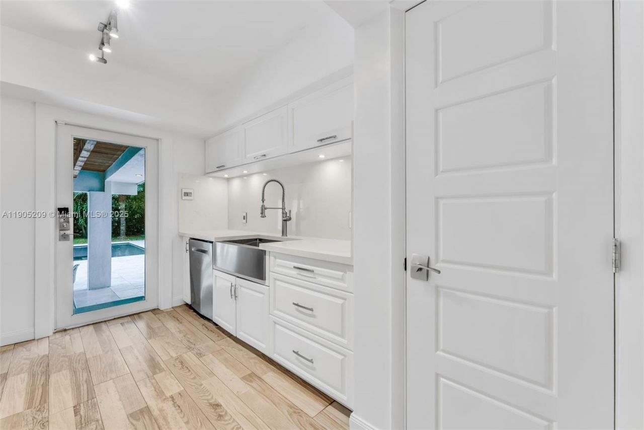 971 NE 116th St, Biscayne Park, FL 33161 Photo