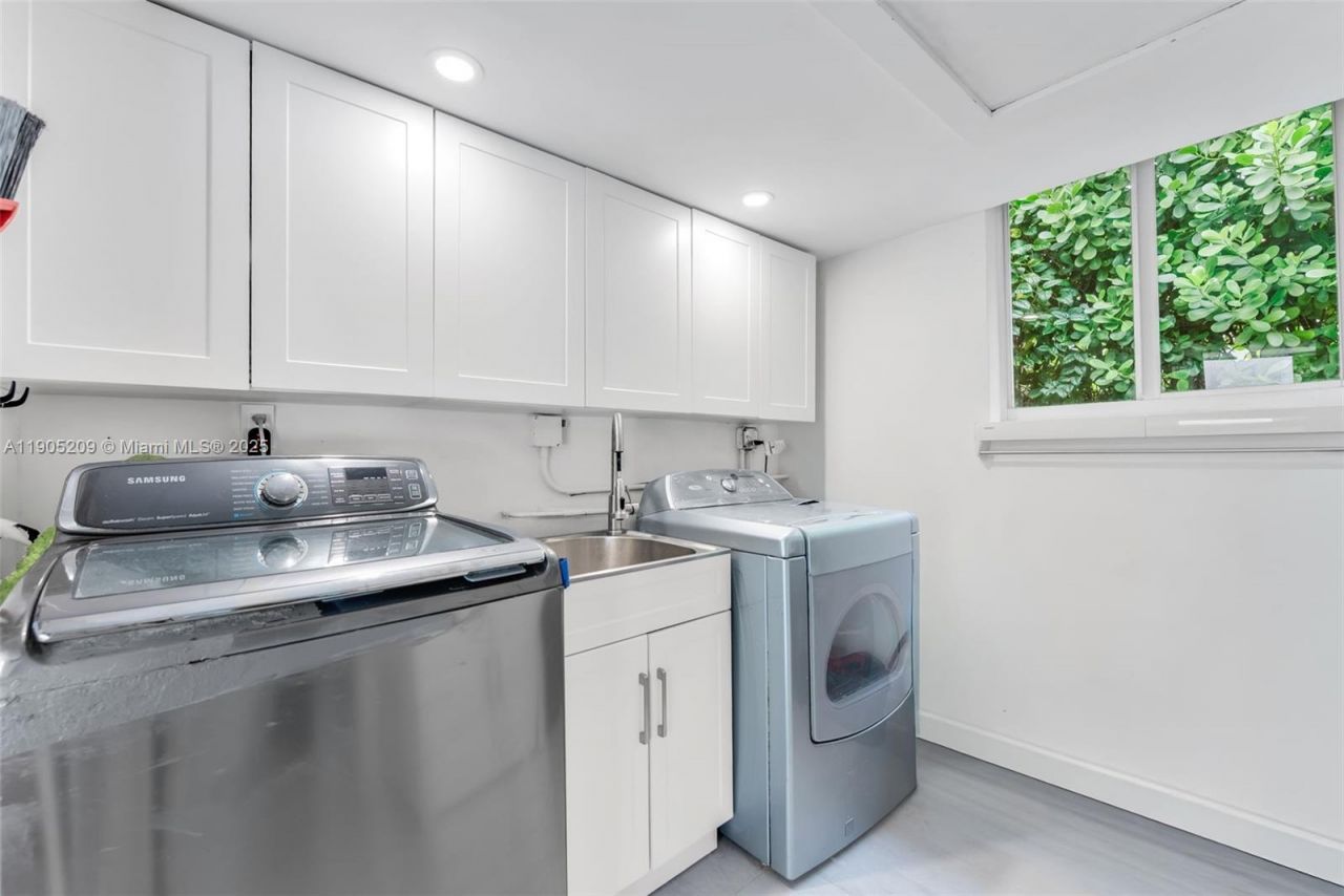 971 NE 116th St, Biscayne Park, FL 33161 Photo