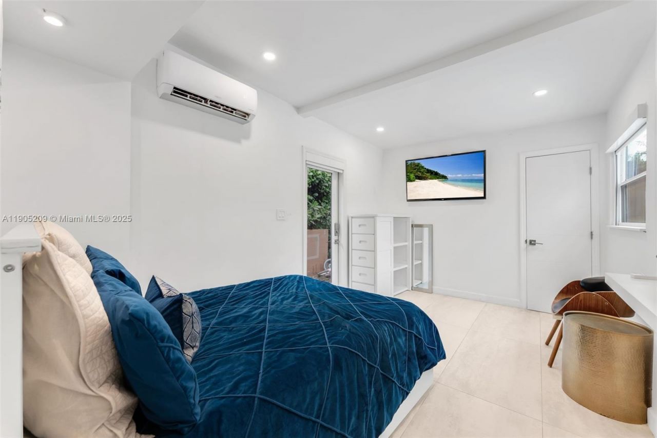 971 NE 116th St, Biscayne Park, FL 33161 Photo