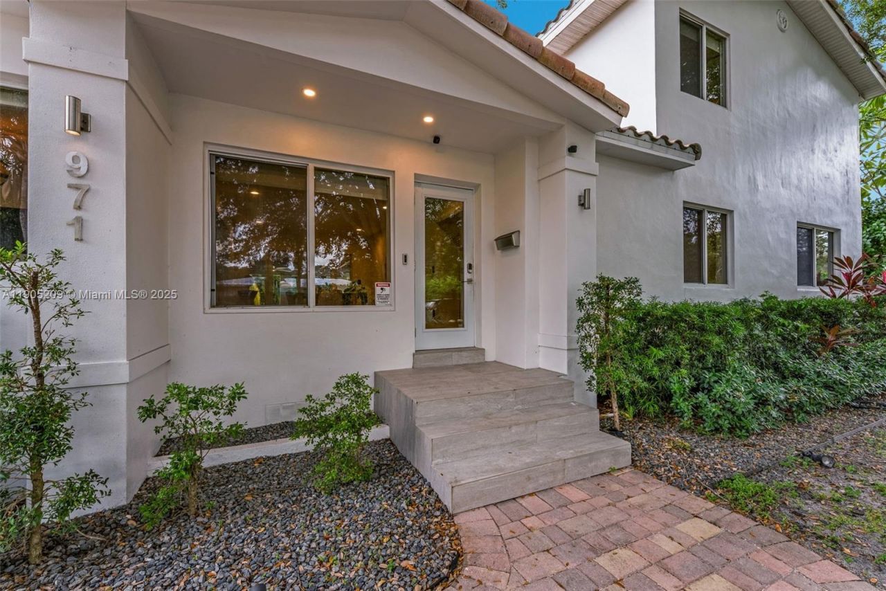 971 NE 116th St, Biscayne Park, FL 33161 Photo