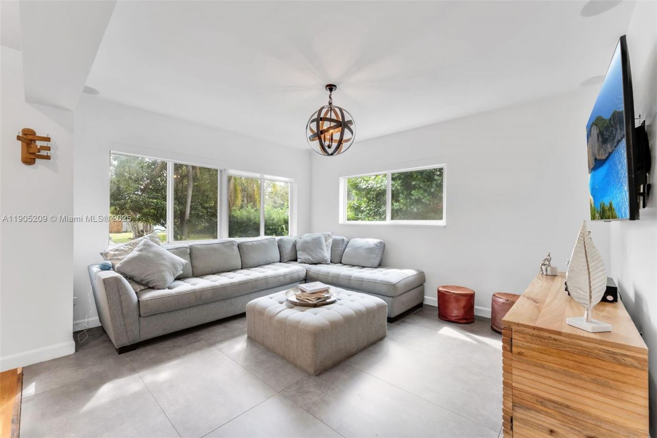 971 NE 116th St, Biscayne Park, FL 33161 Photo