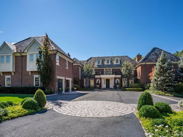 18 Gwynne Road, Melville, NY 11747