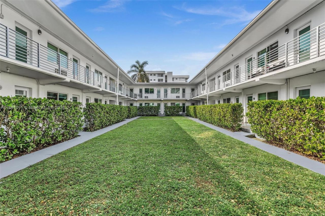 9200 E Bay Harbor Dr, Unit 2A, Bay Harbor Islands, FL 33154 Photo