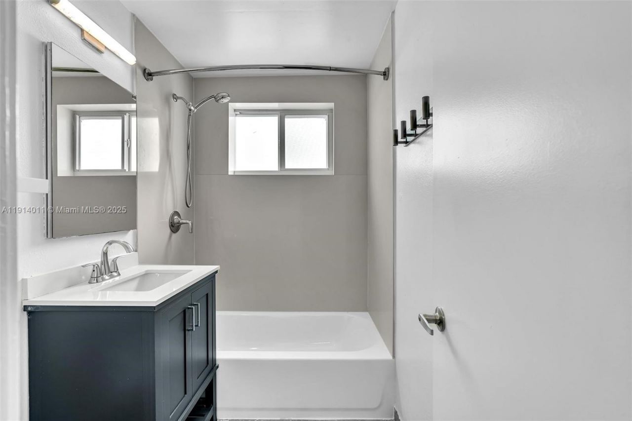 9200 E Bay Harbor Dr, Unit 2A, Bay Harbor Islands, FL 33154 Photo