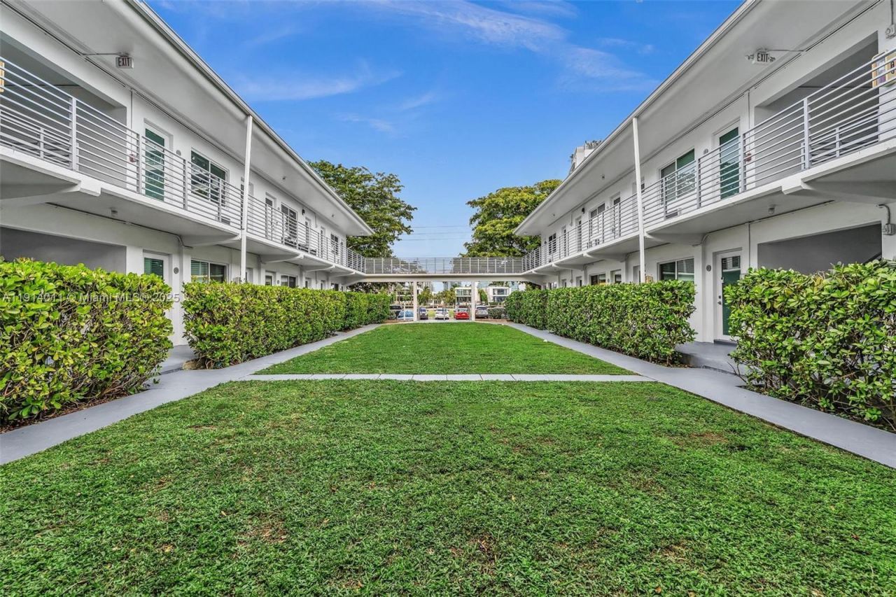 9200 E Bay Harbor Dr, Unit 2A, Bay Harbor Islands, FL 33154 Photo