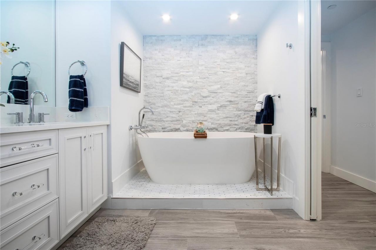 1211 Gulf Of Mexico Drive, Unit 505, Longboat Key, FL 34228 Photo