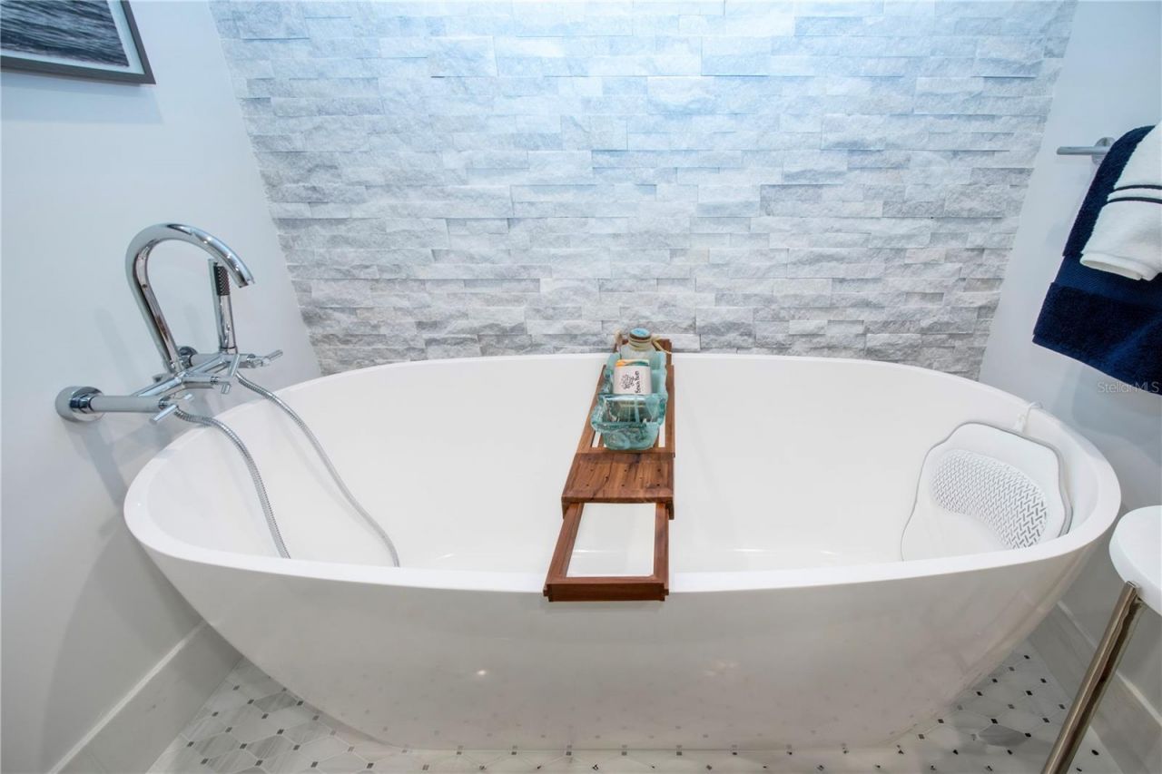 1211 Gulf Of Mexico Drive, Unit 505, Longboat Key, FL 34228 Photo