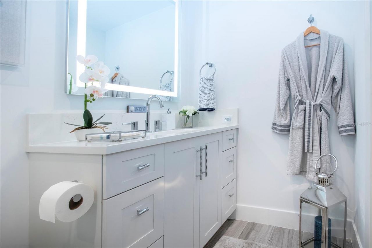 1211 Gulf Of Mexico Drive, Unit 505, Longboat Key, FL 34228 Photo