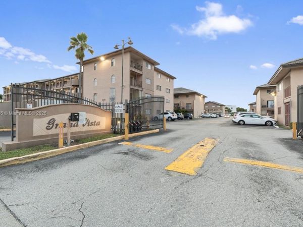 8851 NW 119th St, Unit 2103-2, Hialeah Gardens, FL 33018