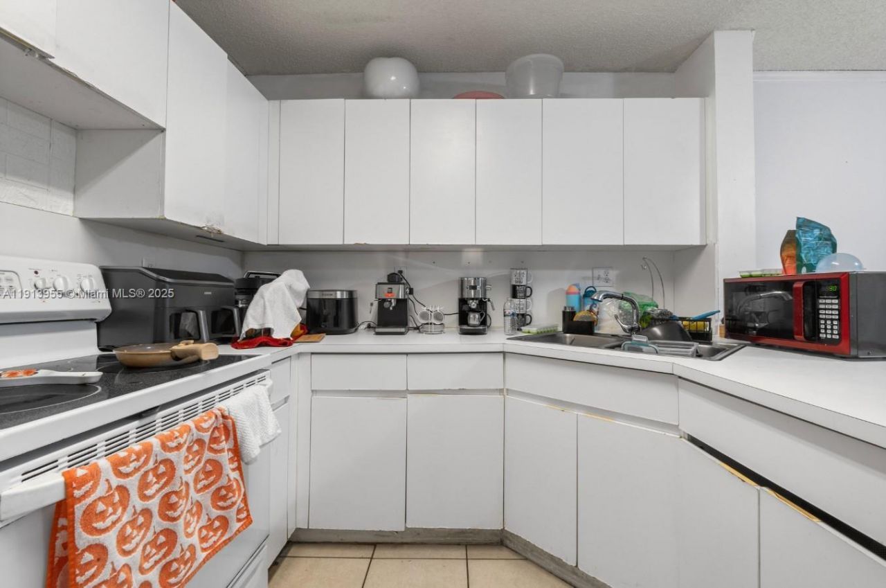 8851 NW 119th St, Unit 2103-2, Hialeah Gardens, FL 33018 Photo