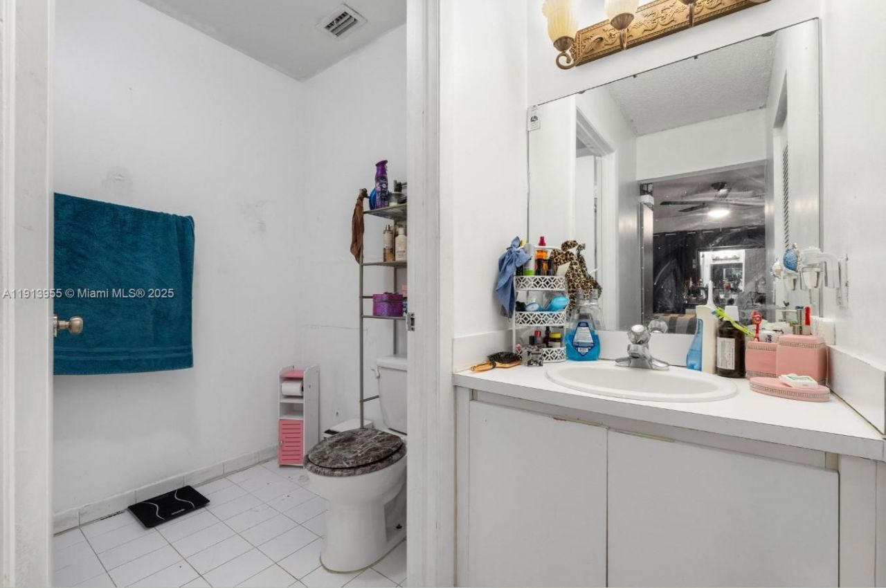 8851 NW 119th St, Unit 2103-2, Hialeah Gardens, FL 33018 Photo