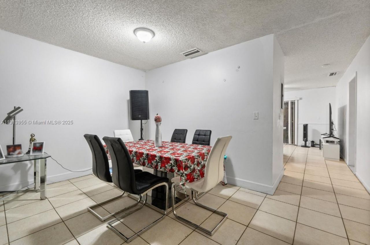 8851 NW 119th St, Unit 2103-2, Hialeah Gardens, FL 33018 Photo