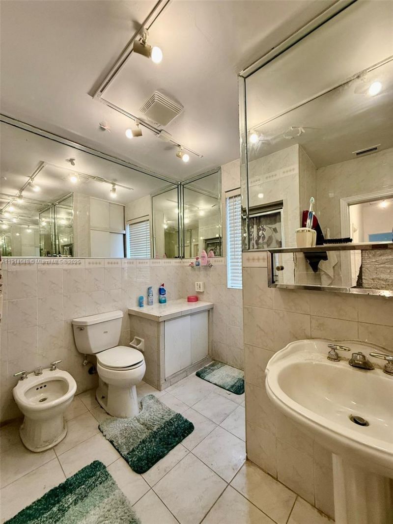 3000 NW 5th St, Miami, FL 33125 Photo