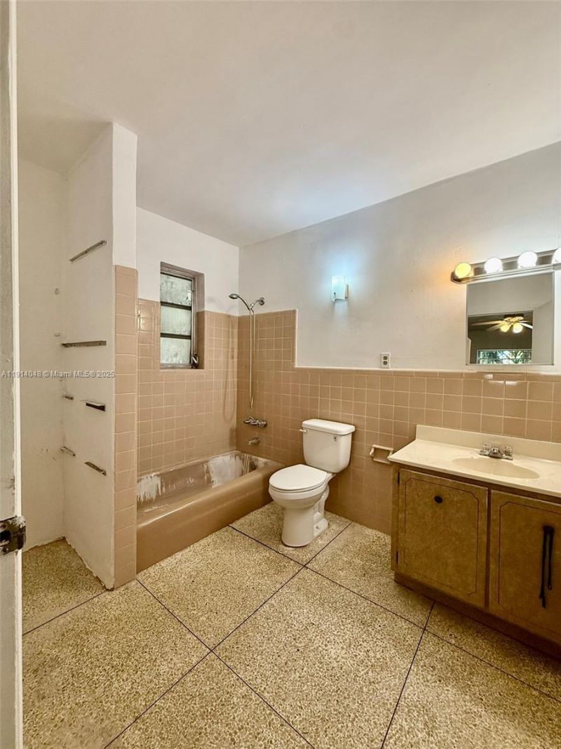 3000 NW 5th St, Miami, FL 33125 Photo