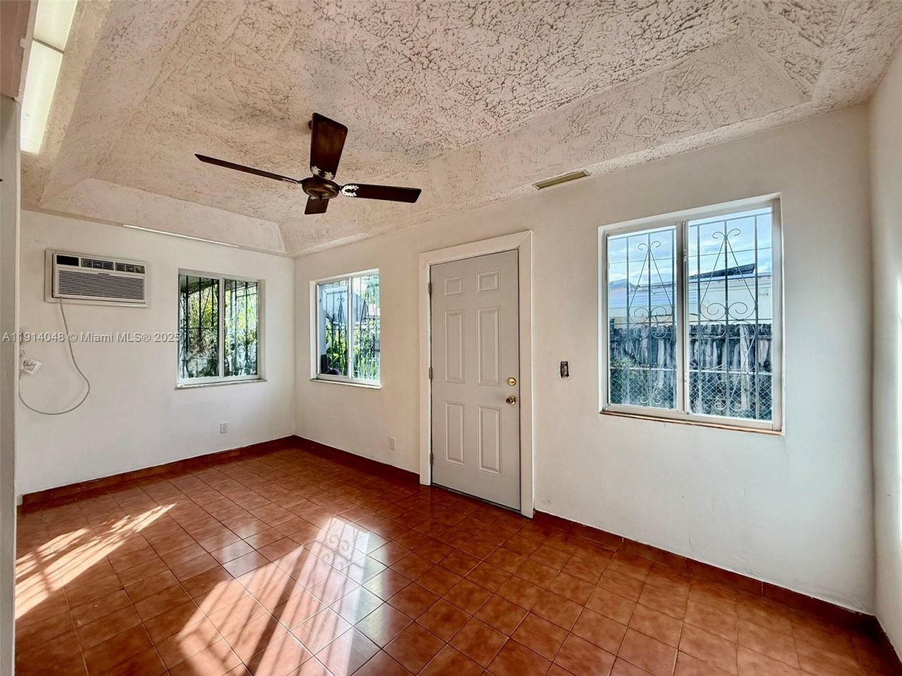 3000 NW 5th St, Miami, FL 33125 Photo