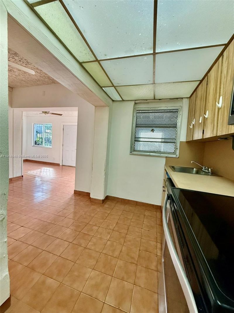 3000 NW 5th St, Miami, FL 33125 Photo