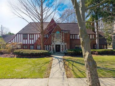 1735 LINCOLNSHIRE Drive, Detroit, MI 48203