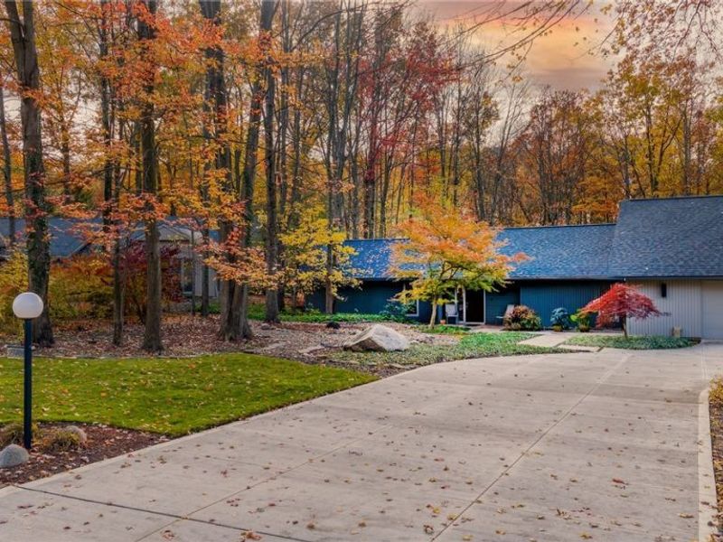 21791 Meadows Edge Lane, Strongsville, OH 44149 Photo 2