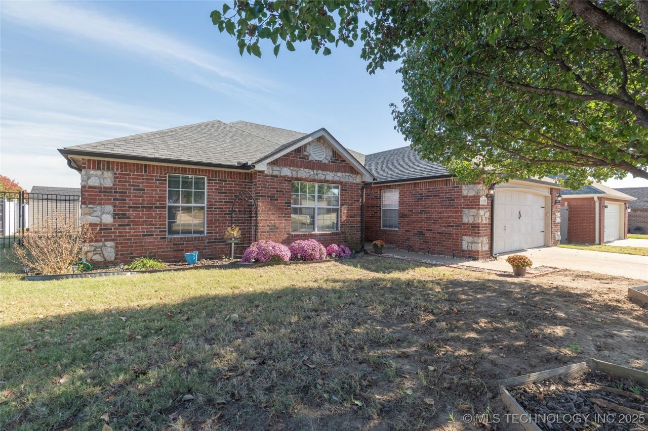 1102 S Catalina Drive Oologah, OK 74053
