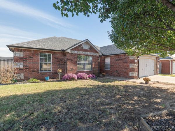 1102 S Catalina Drive, Oologah, OK 74053
