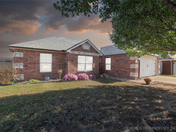 1102 S Catalina Drive, Oologah, OK 74053
