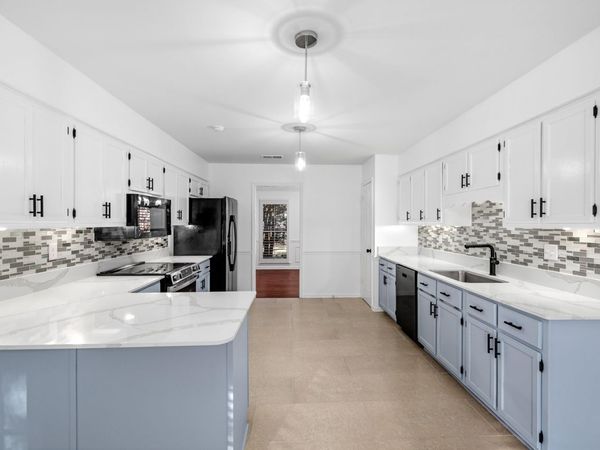 8675 CEDAR FARMS DR, Cordova, TN 38016