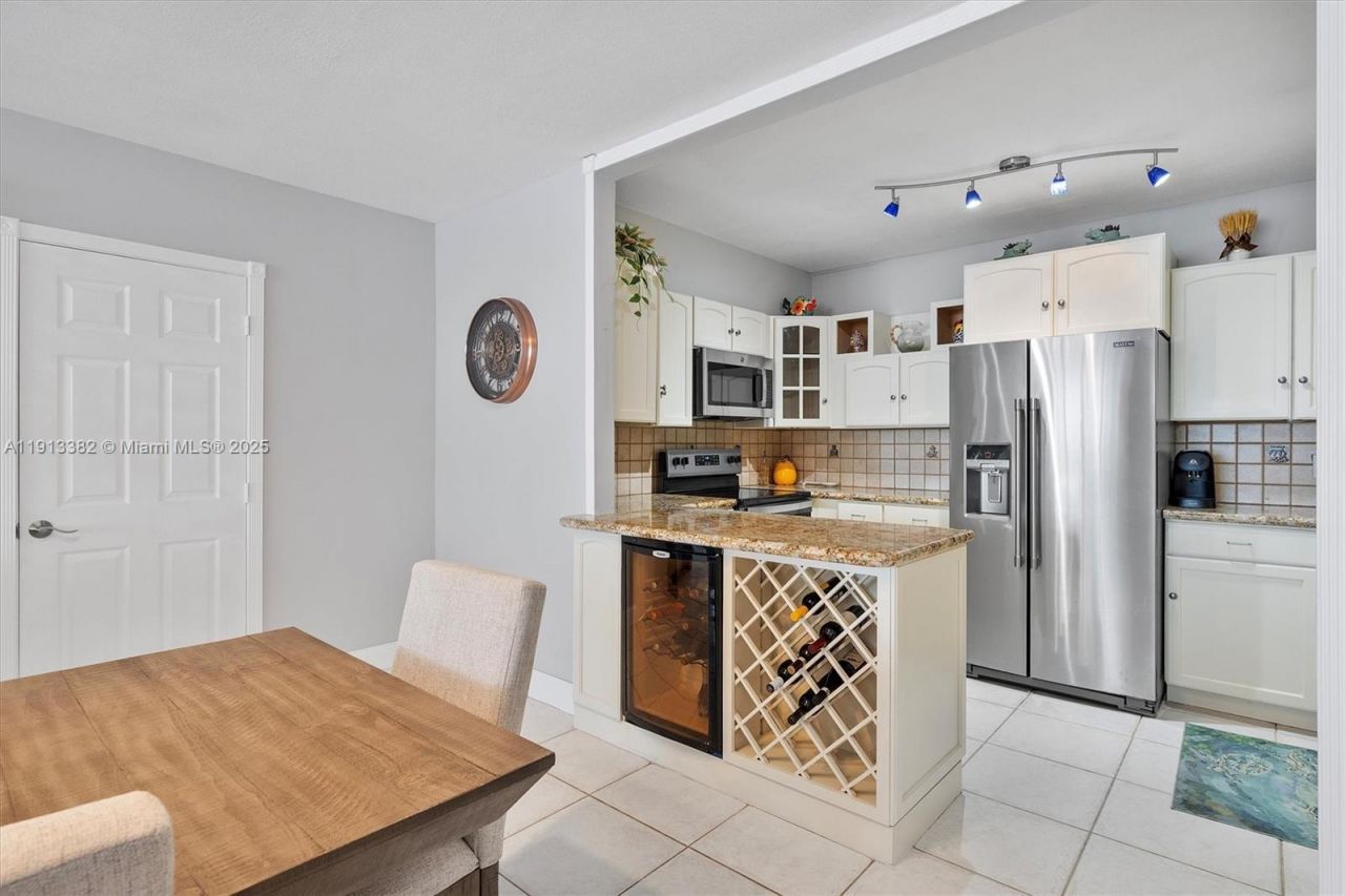 5005 Collins Ave, Unit 708, Miami Beach, FL 33140 Photo