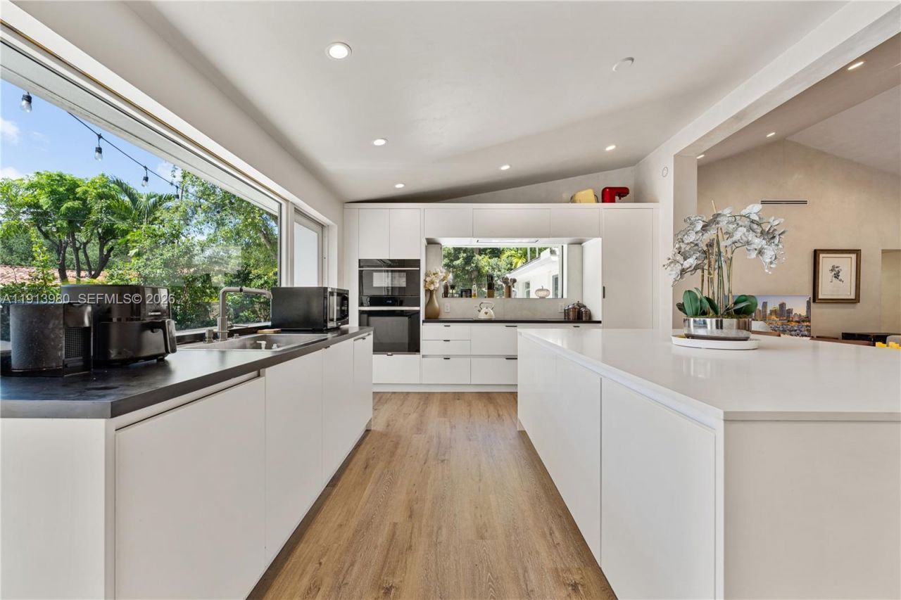 520 Bay Point Rd, Miami, FL 33137 Photo