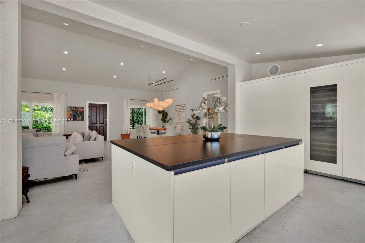 520 Bay Point Rd, Miami, FL 33137 Photo