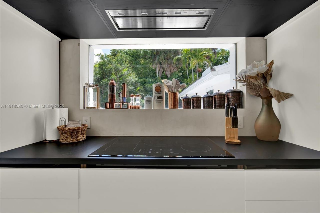 520 Bay Point Rd, Miami, FL 33137 Photo