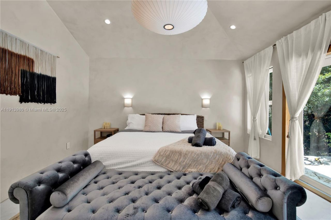 520 Bay Point Rd, Miami, FL 33137 Photo