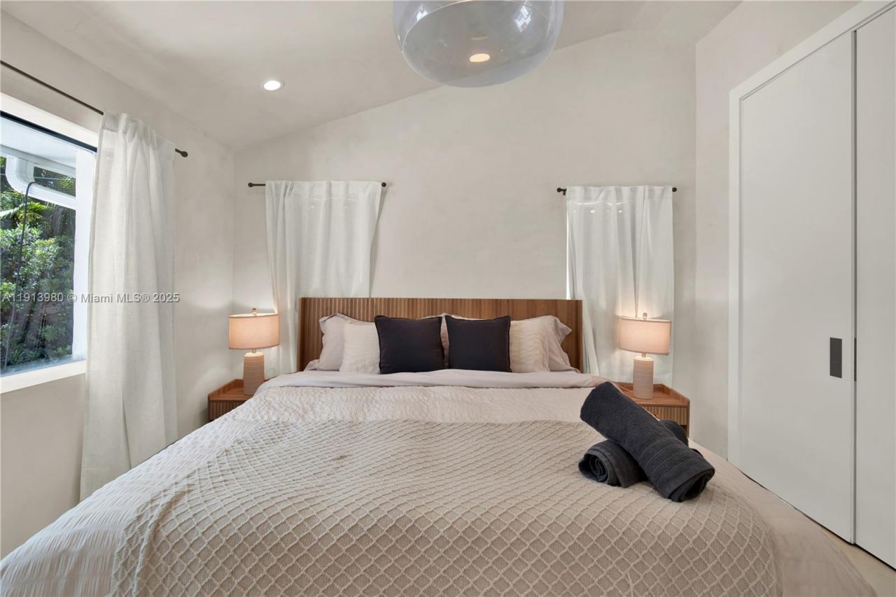 520 Bay Point Rd, Miami, FL 33137 Photo